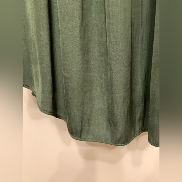 π¦πΏ Flutter into Fashion! Halston Heritage Green Blouse - Size L πΏπ¦ - Picture 9 of 15